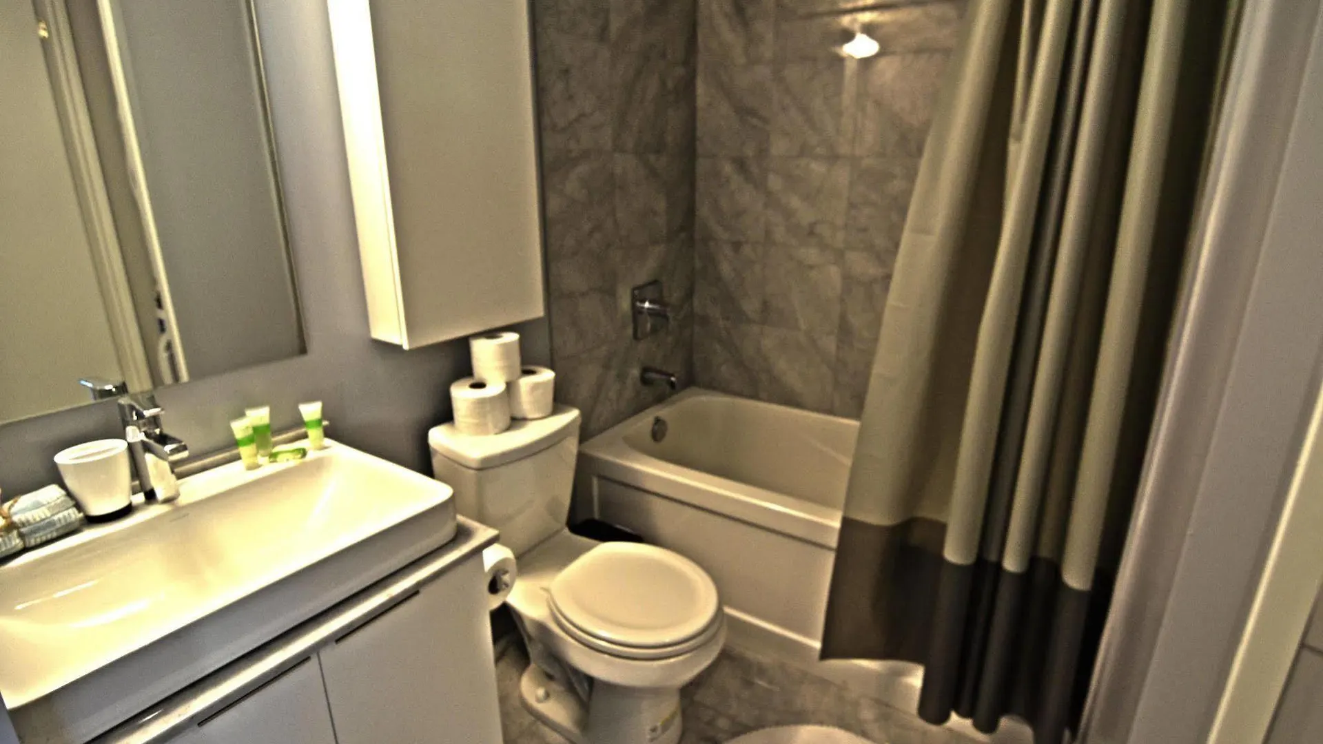 Отель Toronto Escape - Financial District